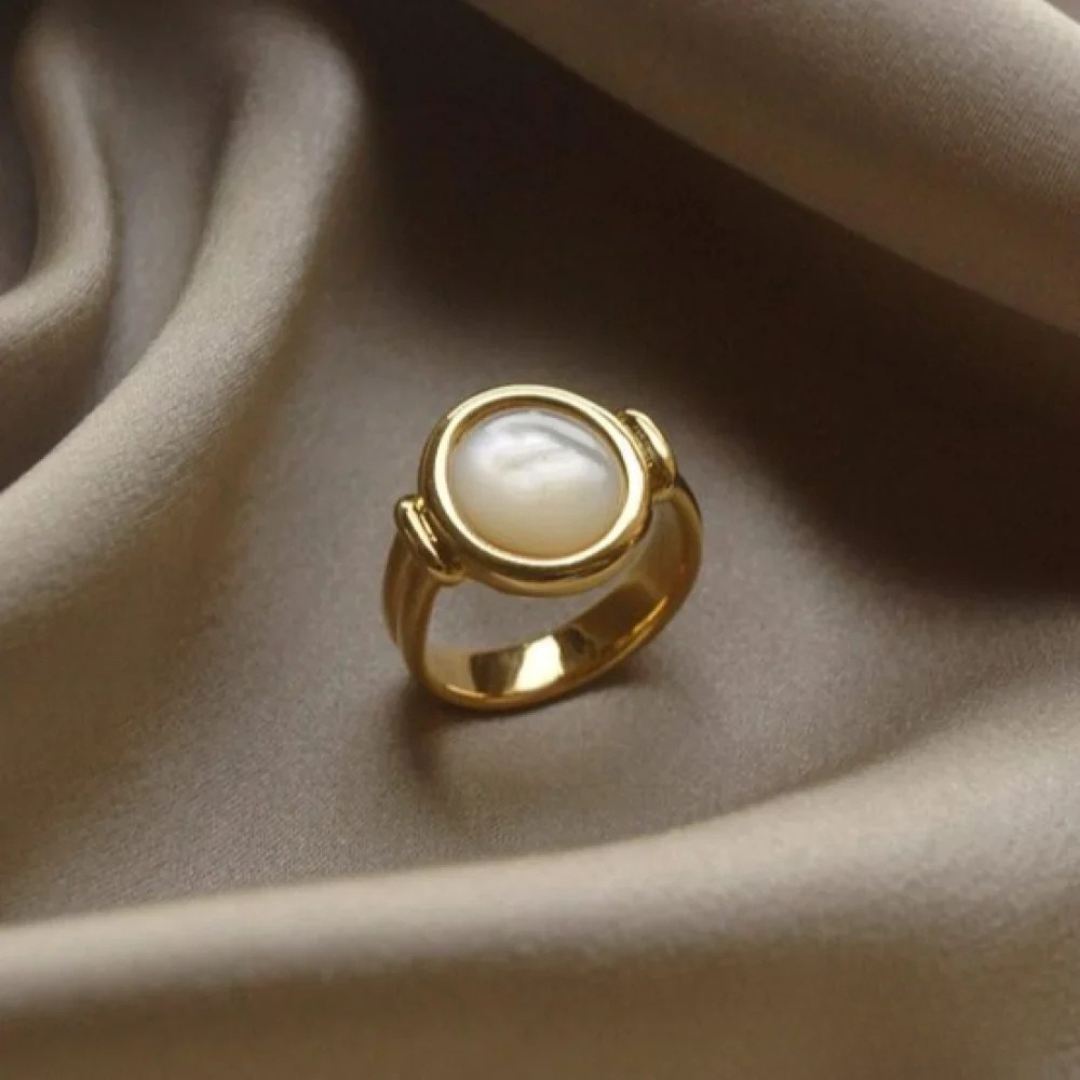"Elegant Pearl Ring" can be rewritten as "Fashionable Pearl Ring" or "Chic Pearl Ring."