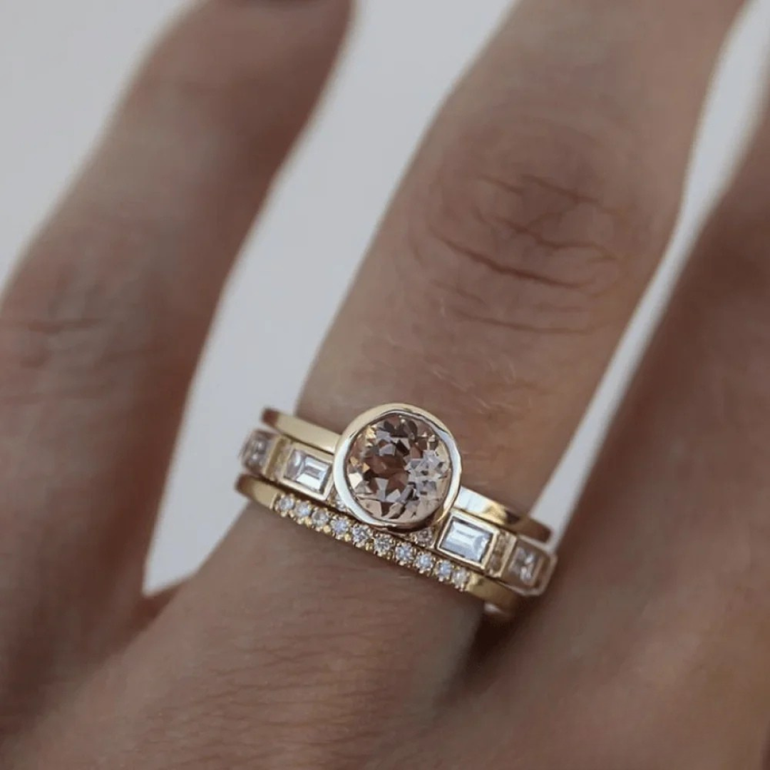 Elegant gold ring with crystal decoration