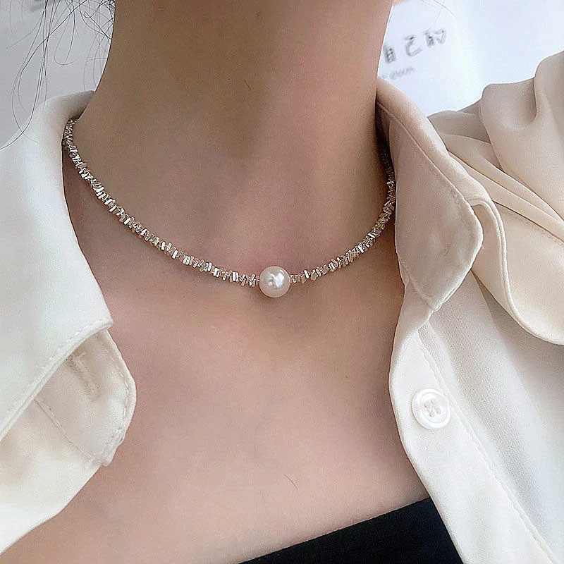 Elegant Necklace with Pearl Decoration