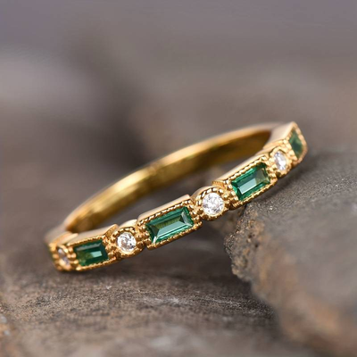 Retro Gold Ring with Embedded Green Zircon
